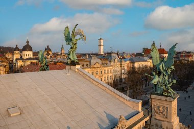 Lviv, Ukrayna - Mayıs 2021: İHA 'dan Lviv opera binası heykeli