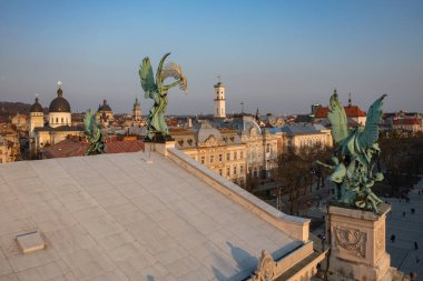 Lviv, Ukrayna - Mayıs 2021: İHA 'dan Lviv opera binası heykeli