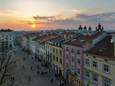 Lviv, Ukrayna - Nisan? 2021: Ukrayna 'nın Lviv kentindeki pazar meydanında İHA' dan hava görüntüsü