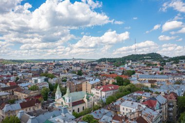 Lviv, Ukrayna - Mayıs 2021: İHA 'dan Lviv' e panoramik hava görüntüsü