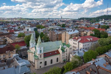 Lviv, Ukrayna - Mayıs 2021: İHA 'dan Lviv' e panoramik hava görüntüsü