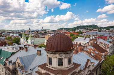 Lviv, Ukrayna - Mayıs 2021: İHA 'dan Lviv' e panoramik hava görüntüsü