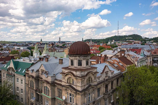 Lviv, Ukrayna - Mayıs 2021: İHA 'dan Lviv' e panoramik hava görüntüsü