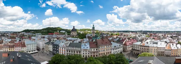 Lviv, Ukrayna - Mayıs 2021: İHA 'dan Lviv' e panoramik hava görüntüsü