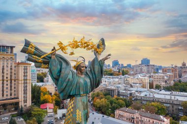 Kyiv, Ukrayna - 6 Ekim 2021: Kyiv 'deki Bağımsızlık Anıtı. İnsansız hava aracından görüntüle
