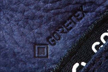 Bredebro, Danimarka - 1 Mart 2024: GORE-TEX Teknoloji logosuna sahip ECCO ayakkabısının kapatılması