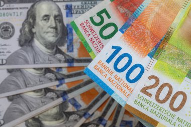 Tasarım amaçlı 50, 100 ve 200 İsviçre frankı banknotları ve 100 dolarlık banknot