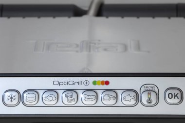 Lviv, Ukrayna - 13 Mart 2024: Tefal OptiGrill - akıllı elektrikli ızgara