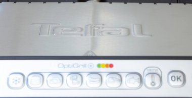 Lviv, Ukrayna - 13 Mart 2024: Tefal OptiGrill - akıllı elektrikli ızgara