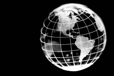 Cam küre tasarım amacı için siyah arkaplanda izole edildi