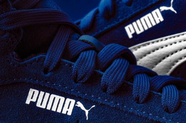 Herzogenaurach, Almanya - 5 Mayıs 2021: Vineyard Wine Puma Vikky v2 Mid Fur Jr.