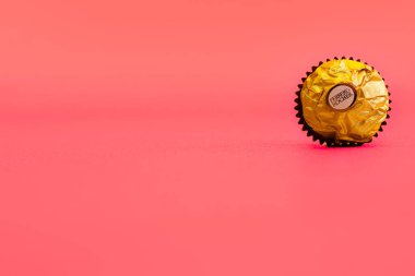 İtalya - 27 Ocak 2022: tecrit edilmiş Ferrero Rocher premium çikolatası