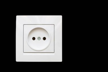 Siyah arkaplanda beyaz soket izole edildi