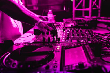 DJ eli gece kulübünde karıştırma ekipmanı üzerine