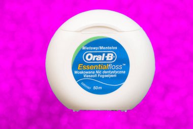 Kaliforniya, ABD - 31 Aralık 2022: Oral-B Essentail Floss. Ağda yapılmış diş ipi Kaliforniya, ABD - 31 Aralık 2022: Oral-B Essentail diş ipi. Ağda yapılmış diş ipi
