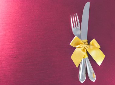 çatal ve bıçak ile kayrak tepsi üzerinde altın şerit