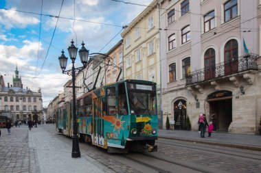 Lviv, Ukrayna - 20 Mart 2024: Lviv, Ukrayna Pazar Meydanı 'nda tramvay