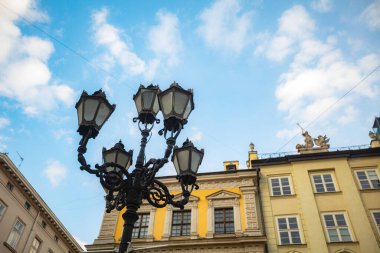 Lviv, Ukrayna 'daki Pazar Meydanı' nda fenerin kapatılması