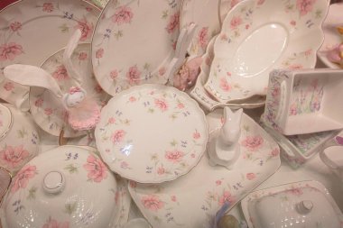 Dükkanda çiçek desenli porselen bulaşık takımı.