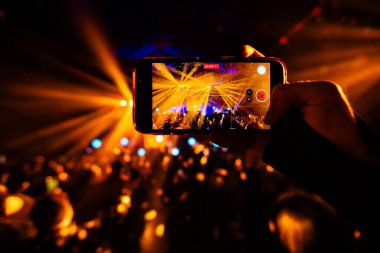 El ele tutuşup konserde fotoğraf çekiyoruz. Konser arkaplanı