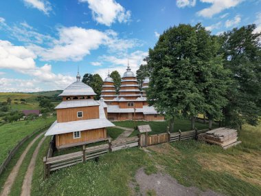 Matkiv, Ukrayna - 21 Temmuz 2021: Matkiv, Lviv bölgesinde, Ukrayna İHA 'dan Ukrayna' ya Antik Ahşap Sinaxis Kilisesi 'ne havadan bakış