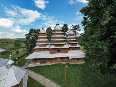 Matkiv, Ukrayna - 21 Temmuz 2021: Matkiv, Lviv bölgesinde, Ukrayna İHA 'dan Ukrayna' ya Antik Ahşap Sinaxis Kilisesi 'ne havadan bakış