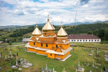 Smozhe, Ukrayna - 20 Temmuz 2021: Ukrayna 'nın İHA bölgesinden Smozhe, Lviv bölgesindeki Aziz Mikail' in antik ahşap kilisesinde hava vew 'i
