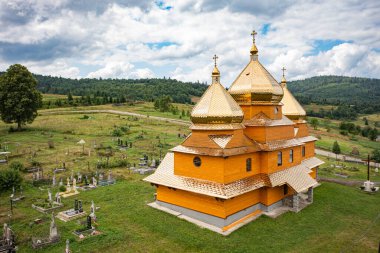 Smozhe, Ukrayna - 20 Temmuz 2021: Ukrayna 'nın İHA bölgesinden Smozhe, Lviv bölgesindeki Aziz Mikail' in antik ahşap kilisesinde hava vew 'i