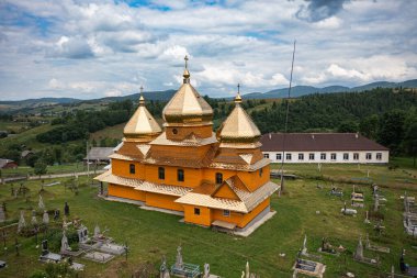 Smozhe, Ukrayna - 20 Temmuz 2021: Ukrayna 'nın İHA bölgesinden Smozhe, Lviv bölgesindeki Aziz Mikail' in antik ahşap kilisesinde hava vew 'i
