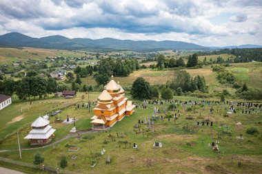Smozhe, Ukrayna - 20 Temmuz 2021: Ukrayna 'nın İHA bölgesinden Smozhe, Lviv bölgesindeki Aziz Mikail' in antik ahşap kilisesinde hava vew 'i