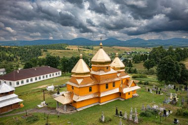 Smozhe, Ukrayna - 20 Temmuz 2021: Ukrayna 'nın İHA bölgesinden Smozhe, Lviv bölgesindeki Aziz Mikail' in antik ahşap kilisesinde hava vew 'i