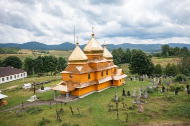 Smozhe, Ukrayna - 20 Temmuz 2021: Ukrayna 'nın İHA bölgesinden Smozhe, Lviv bölgesindeki Aziz Mikail' in antik ahşap kilisesinde hava vew 'i