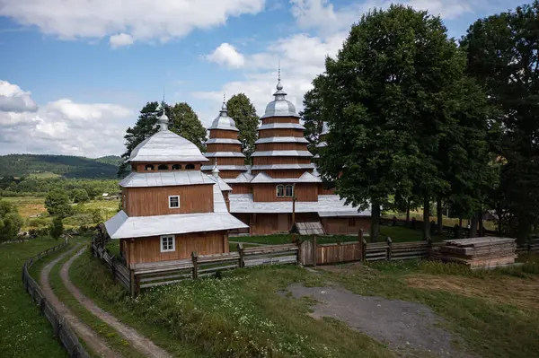 Matkiv, Ukrayna - 21 Temmuz 2021: Matkiv, Lviv bölgesinde, Ukrayna İHA 'dan Ukrayna' ya Antik Ahşap Sinaxis Kilisesi 'ne havadan bakış