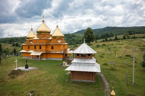 Smozhe, Ukrayna - 20 Temmuz 2021: Ukrayna 'nın İHA bölgesinden Smozhe, Lviv bölgesindeki Aziz Mikail' in antik ahşap kilisesinde hava vew 'i