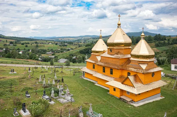 Smozhe, Ukrayna - 20 Temmuz 2021: Ukrayna 'nın İHA bölgesinden Smozhe, Lviv bölgesindeki Aziz Mikail' in antik ahşap kilisesinde hava vew 'i