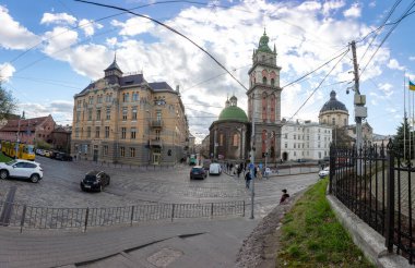 Lviv, Ukrayna - 3 Nisan 2024: Lviv 'deki Dominik Kilisesi ve Dormition Kilisesi