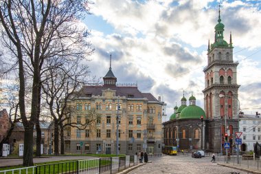Lviv, Ukrayna - 3 Nisan 2024: Lviv 'deki Dominik Kilisesi ve Dormition Kilisesi