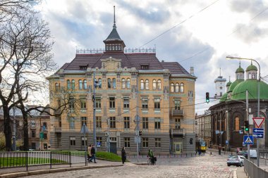 Lviv, Ukrayna - 3 Nisan 2024: Lviv 'deki Dominik Kilisesi ve Dormition Kilisesi