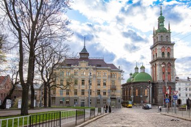 Lviv, Ukrayna - 3 Nisan 2024: Lviv 'deki Dominik Kilisesi ve Dormition Kilisesi