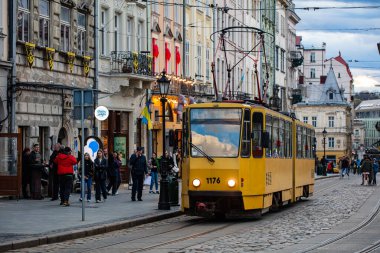Lviv, Ukrayna - 3 Nisan 2024: Lviv, Ukrayna Pazar meydanında tramvay