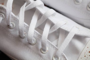 Lviv, Ukrayna - 14 Nisan 2024: Beyaz Converse All Star ayakkabıları