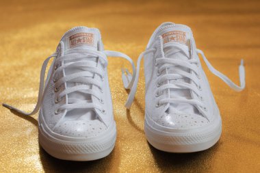 Lviv, Ukrayna - 14 Nisan 2024: Beyaz Converse All Star ayakkabıları