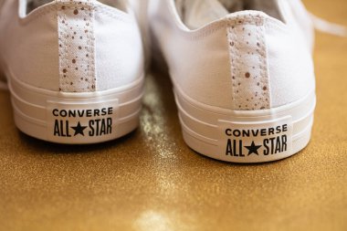 Lviv, Ukrayna - 14 Nisan 2024: Beyaz Converse All Star ayakkabıları