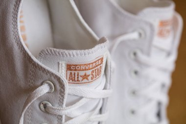Lviv, Ukrayna - 14 Nisan 2024: Beyaz Converse All Star ayakkabıları