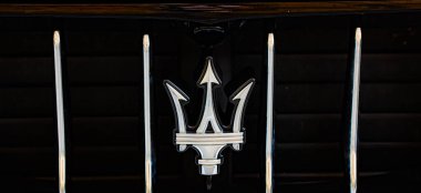 Lviv, Ukrayna - 12 Nisan 2024: Maserati 'nin Kapanışı tabelası