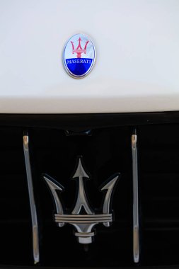 Lviv, Ukrayna - 12 Nisan 2024: Maserati 'nin Kapanışı tabelası