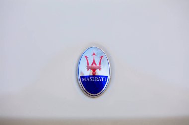 Lviv, Ukrayna - 12 Nisan 2024: Maserati 'nin Kapanışı tabelası