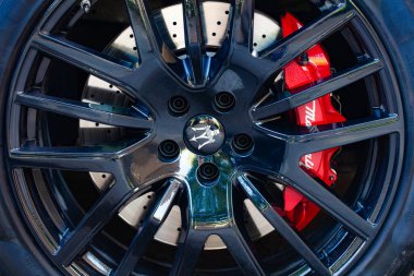 Lviv, Ukrayna - 12 Nisan 2024: Maserati 'nin Kapanışı tabelası