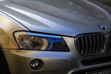 Lviv, Ukrayna - 10 Nisan 2024: BMW bir BMW amblemi