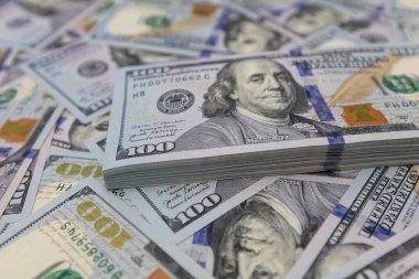 Tasarım amaçlı arkaplan üzerine 100 dolarlık banknot yığını